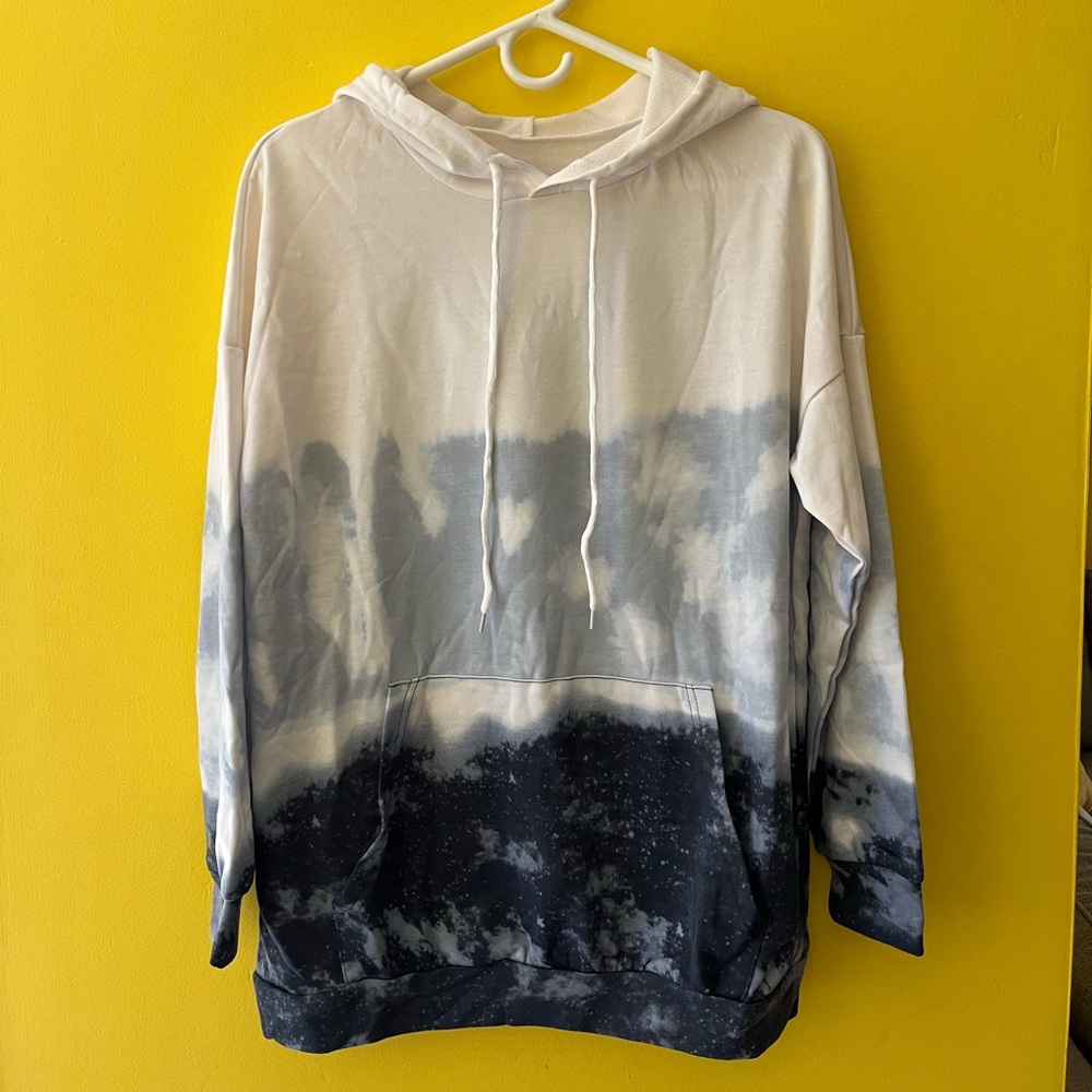 Unbranded light weight blue tie dye hoodie. Women’s Size Medium M.
